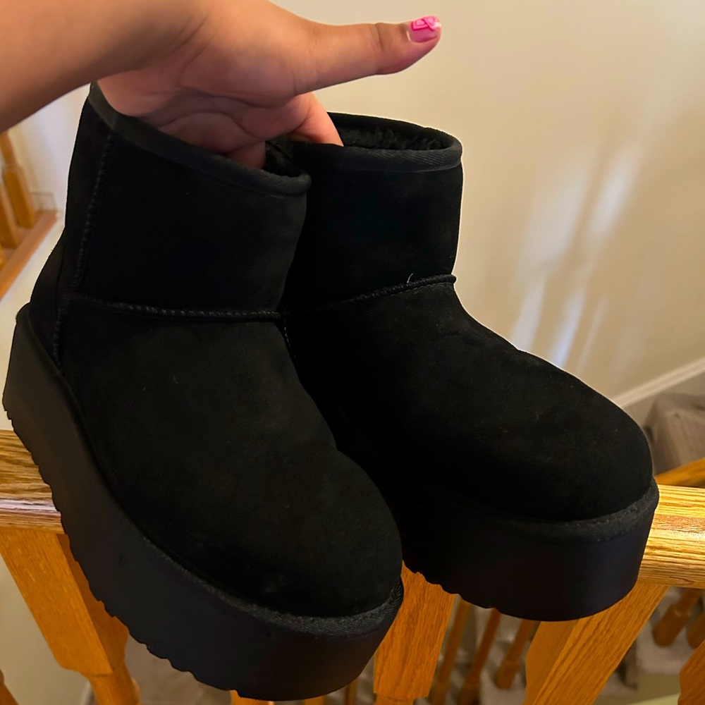 Uggs size 8 usa , worn once. Selling because they do not fit me